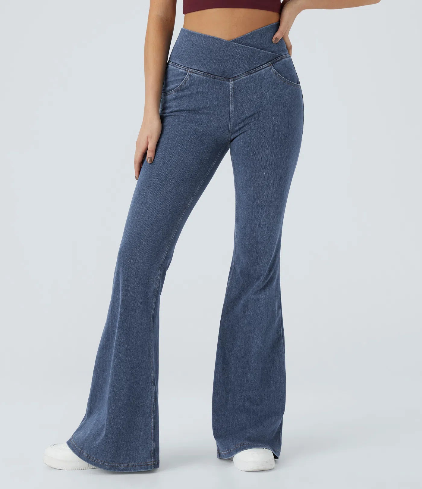 Lässige Jeans mit hoher Taille, überkreuzten Taschen (Crossover) und Waschung