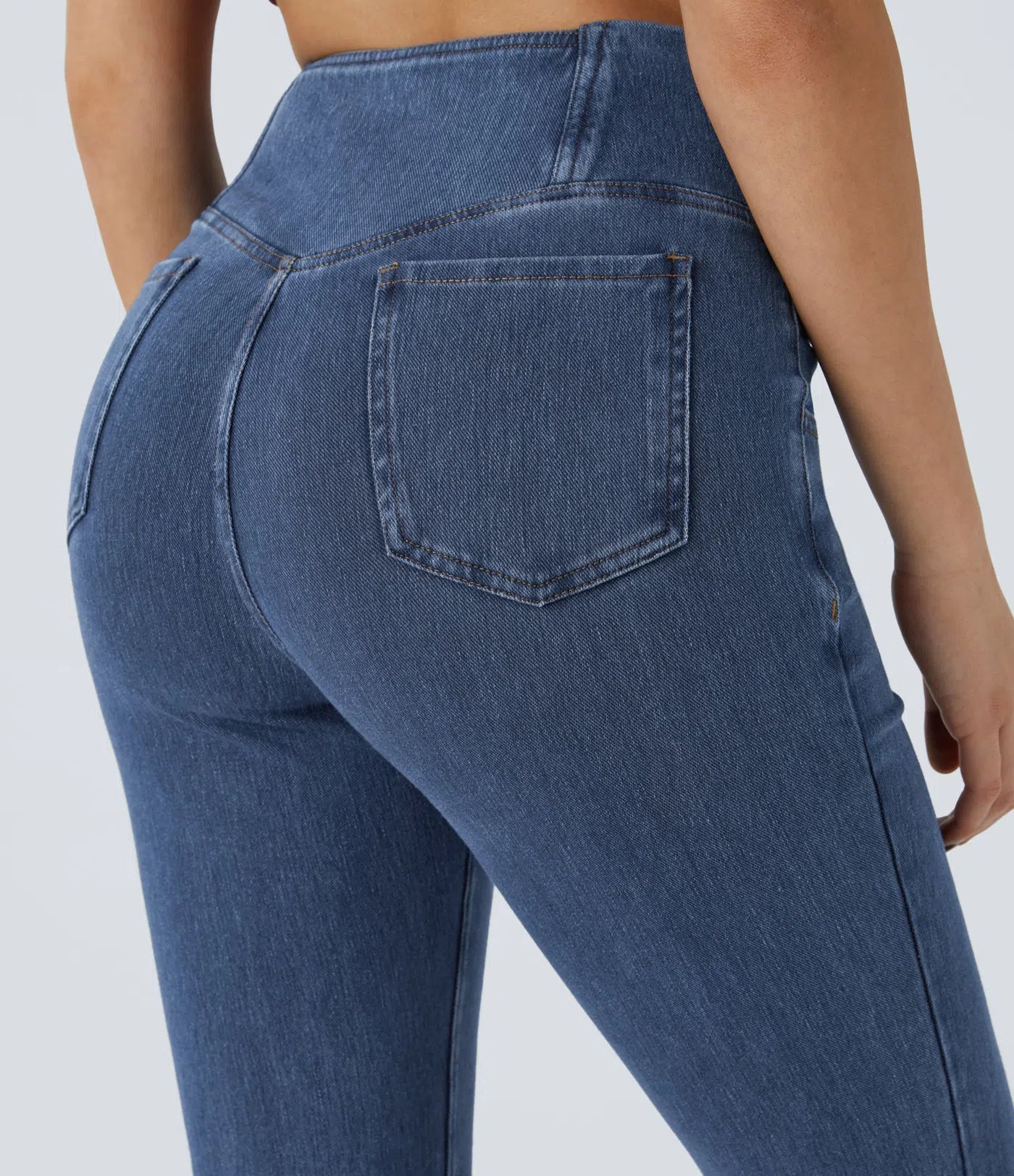 Lässige Jeans mit hoher Taille, überkreuzten Taschen (Crossover) und Waschung
